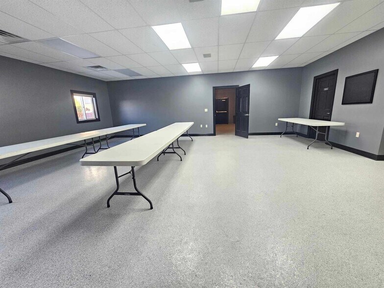 More Photos Of 170 W Circle Dr, Saint Charles Manufacturing For Lease