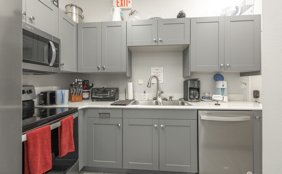 More Photos Of 575 Marshall Dr, Saint Robert Office For Sale