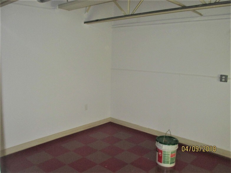 More Photos Of 19 6th Rd, Woburn Service For Sale