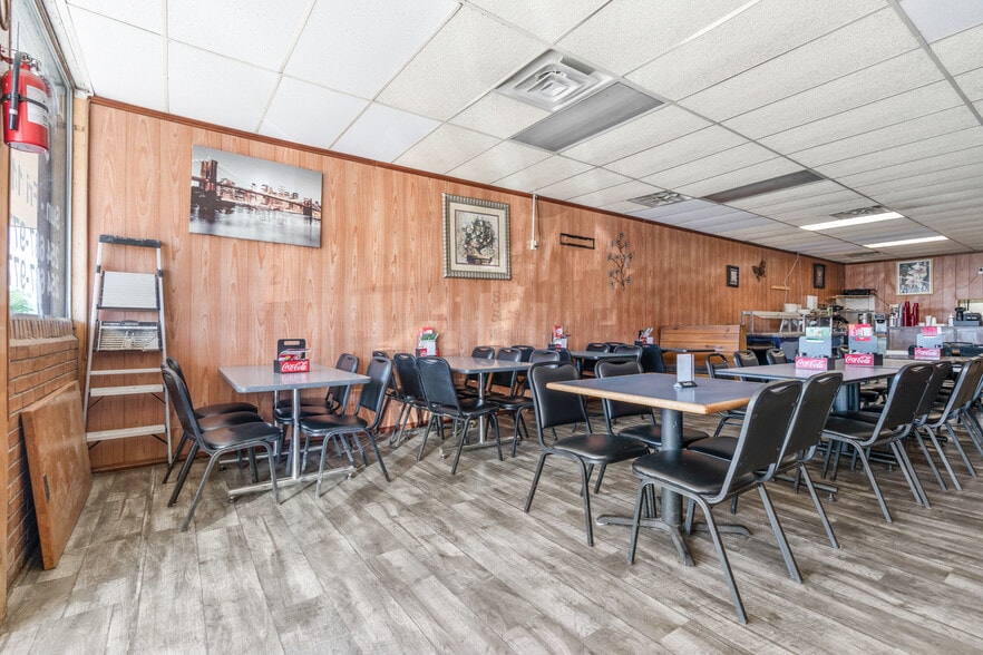 More Photos Of 140 W Main St, Itasca Restaurant For Lease