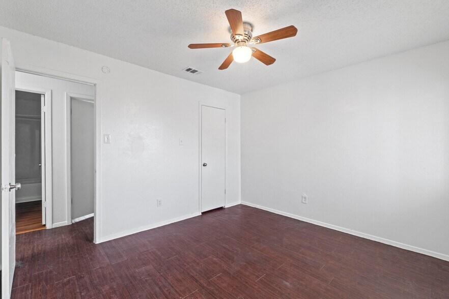 More Photos Of 6913 Wentworth Dr, Austin Multifamily For Sale