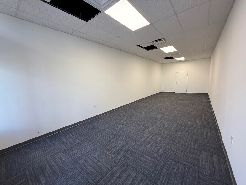 More Photos Of 3945 Tollhouse Dr, Naples Warehouse For Lease
