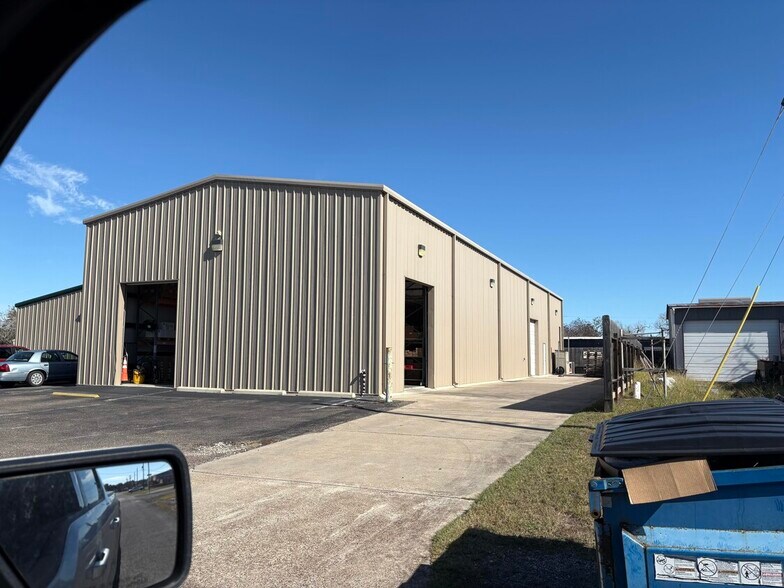 More Photos Of 20 S Highway 35, Rockport Light Distribution For Lease