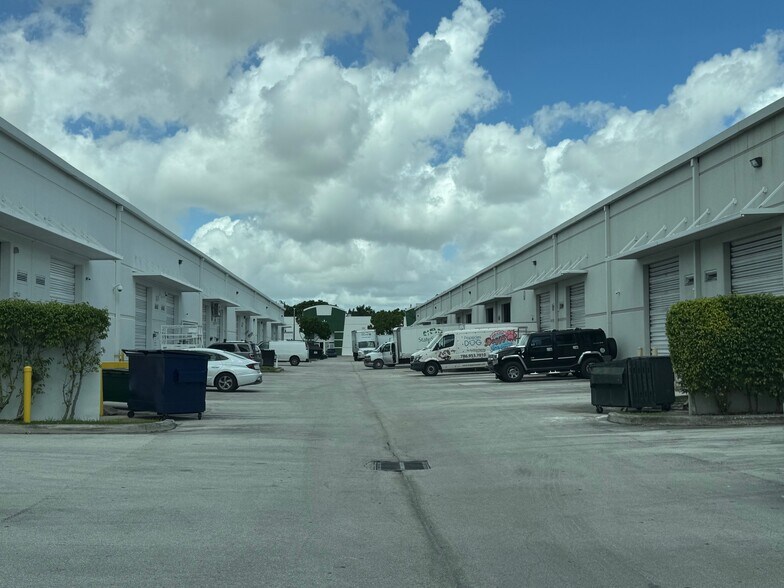 More Photos Of 1325 NW 98th Ct, Doral Warehouse For Lease