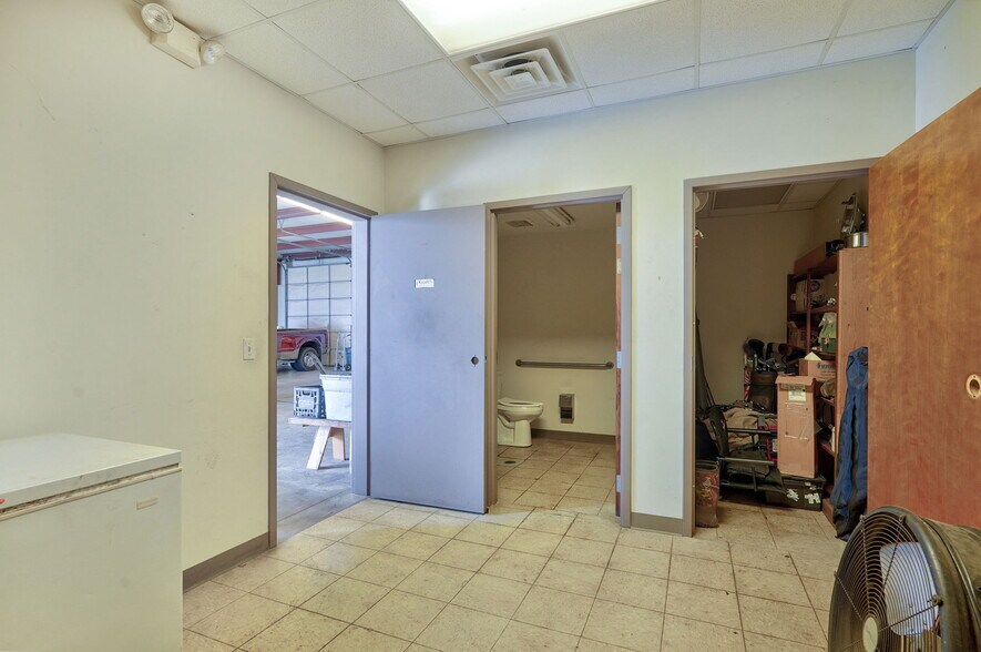 More Photos Of 2140 W Sunset St, Springfield Industrial For Sale