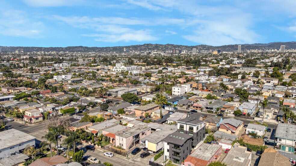 More Photos Of 5447 Blackwelder St, Los Angeles Apartments For Sale