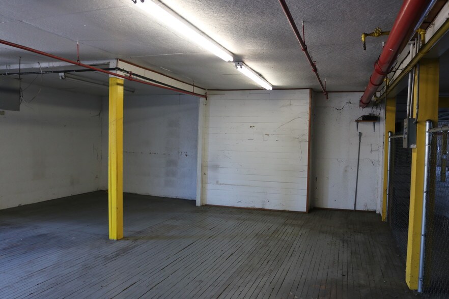 More Photos Of 2415 Lusk St, Guntersville Warehouse For Lease