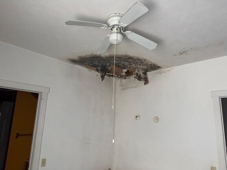 More Photos Of 111 N Walnut St, North Manchester General Retail For Sale