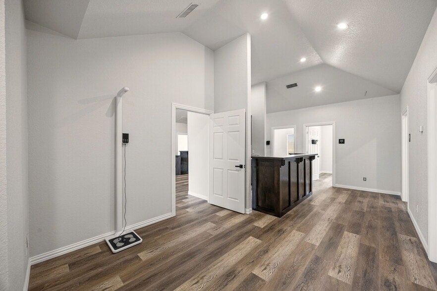 More Photos Of 401 Center Court Dr, Bridgeport Medical For Lease