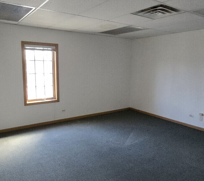 More Photos Of 40 S Prospect St, Roselle Office For Lease