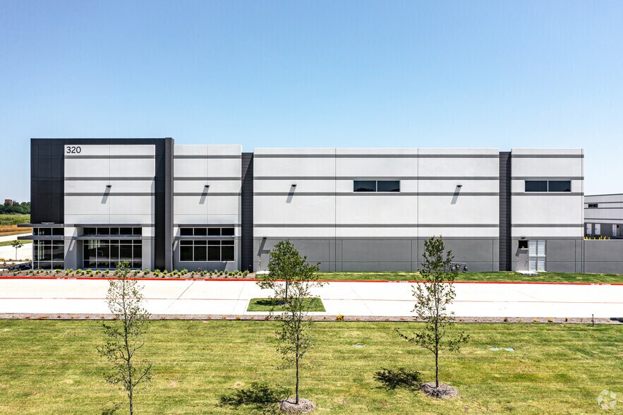 More Photos Of 320 Wilmeth Rd, McKinney Distribution For Lease