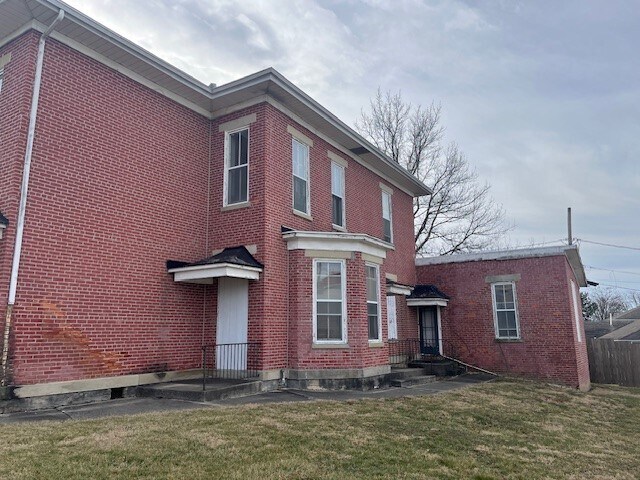 More Photos Of 850 E Franklin St, Kenton Medical For Sale