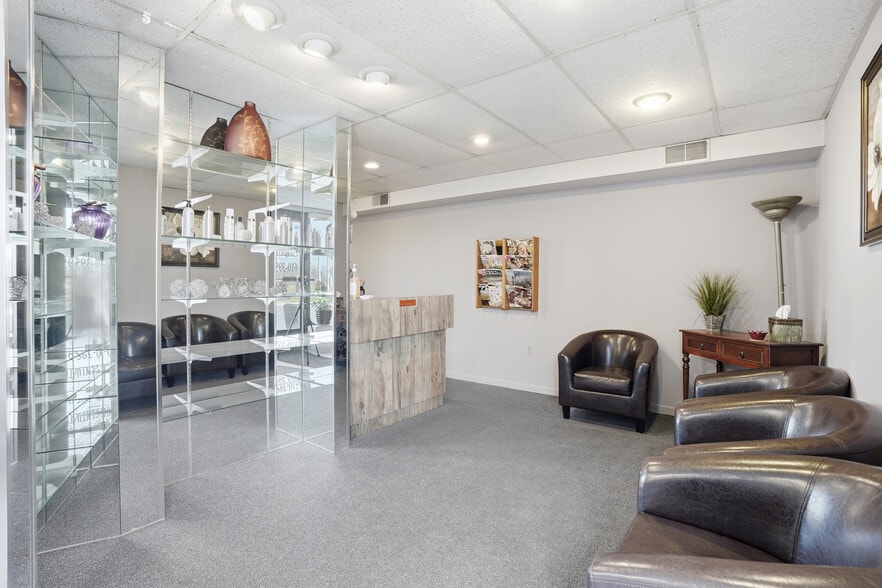 More Photos Of 1645-1655 Hausman Rd, Allentown Storefront Retail Office For Lease
