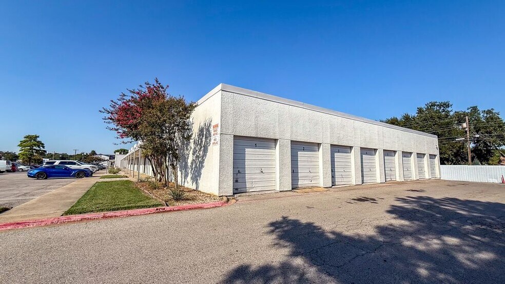 More Photos Of 1100-1120 Luke St, Irving Unknown For Lease