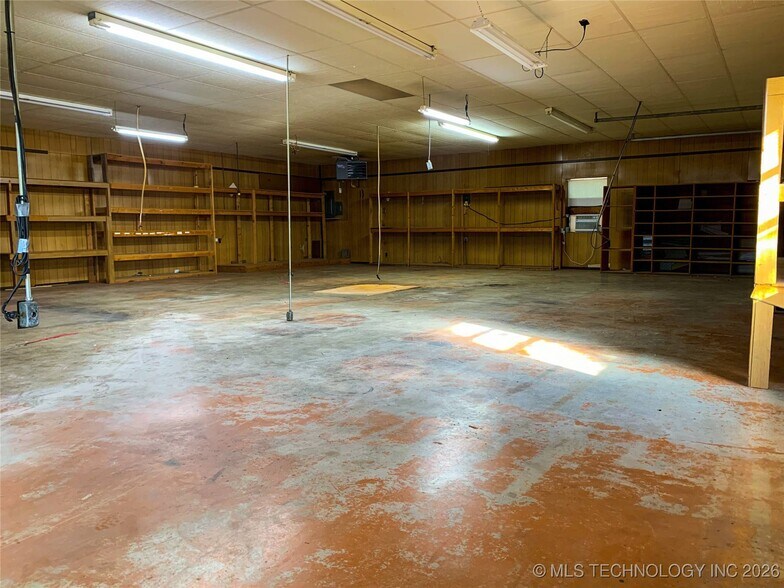 More Photos Of 423 S Hazel St, Grove General Retail For Sale