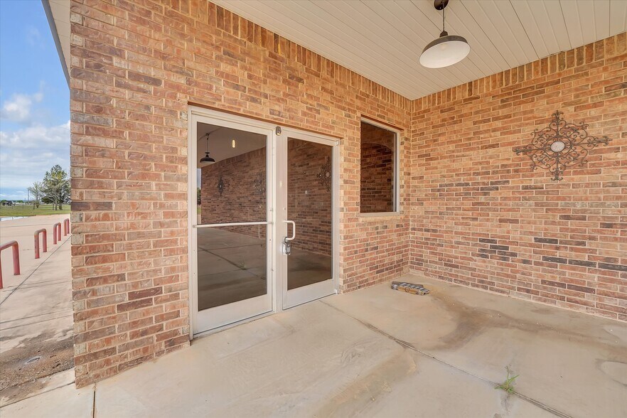 More Photos Of Highway 58, Medicine Park Supermarket For Sale