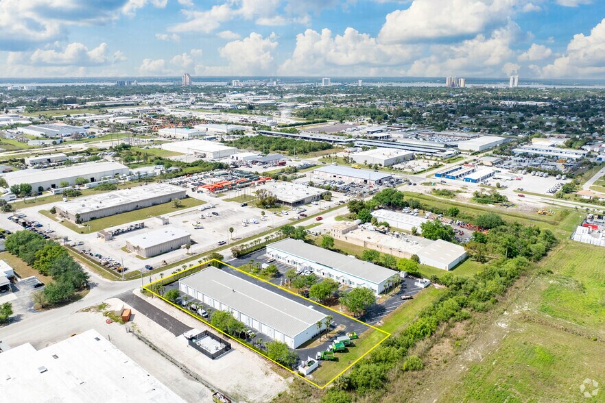 More Photos Of 3560 Work Dr, Fort Myers Warehouse For Lease