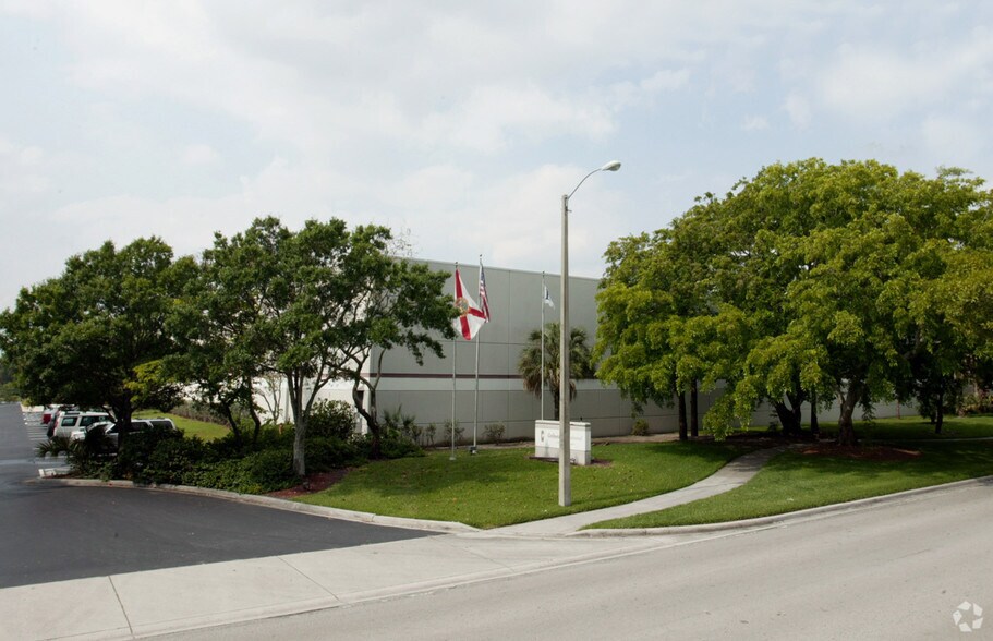 More Photos Of 13801-13807 NW 4th St, Sunrise Warehouse For Lease