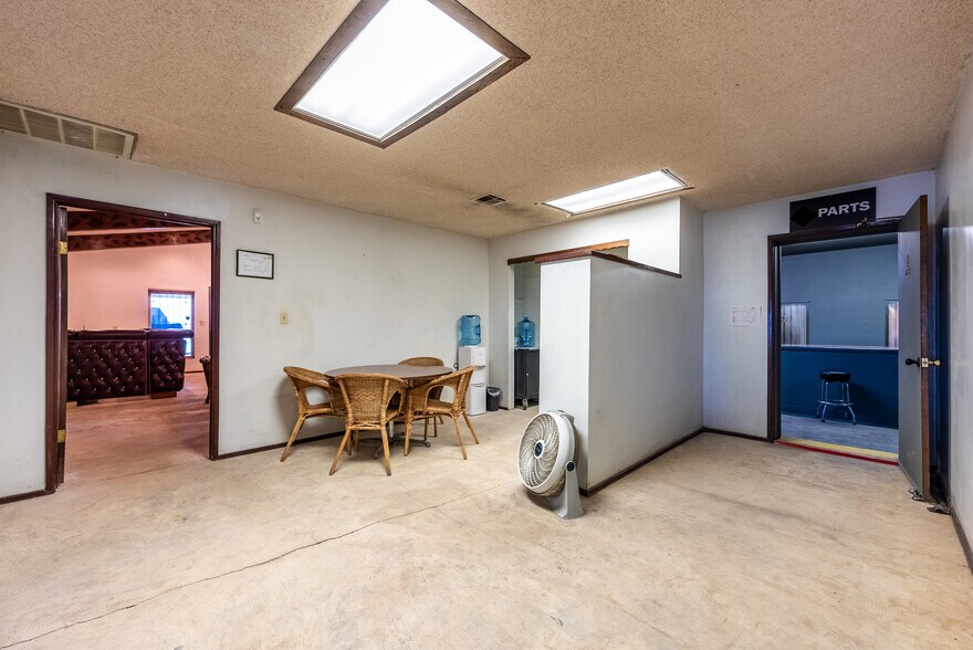 More Photos Of 397 E Evan Hewes Hwy, El Centro Auto Repair For Sale