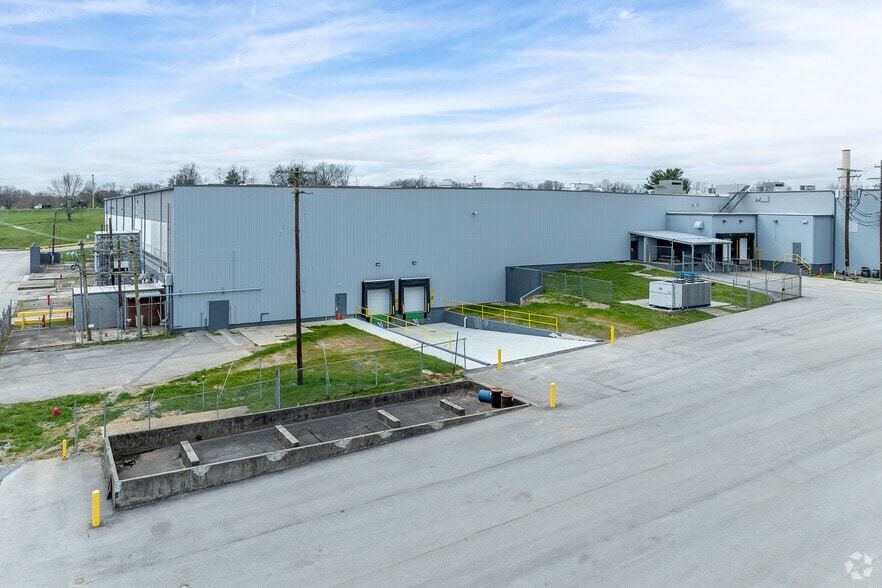 More Photos Of 435 E Washington St, Winchester Warehouse For Lease