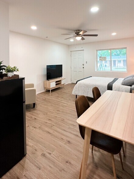 More Photos Of 331 Main St, Garden City Hotel For Sale