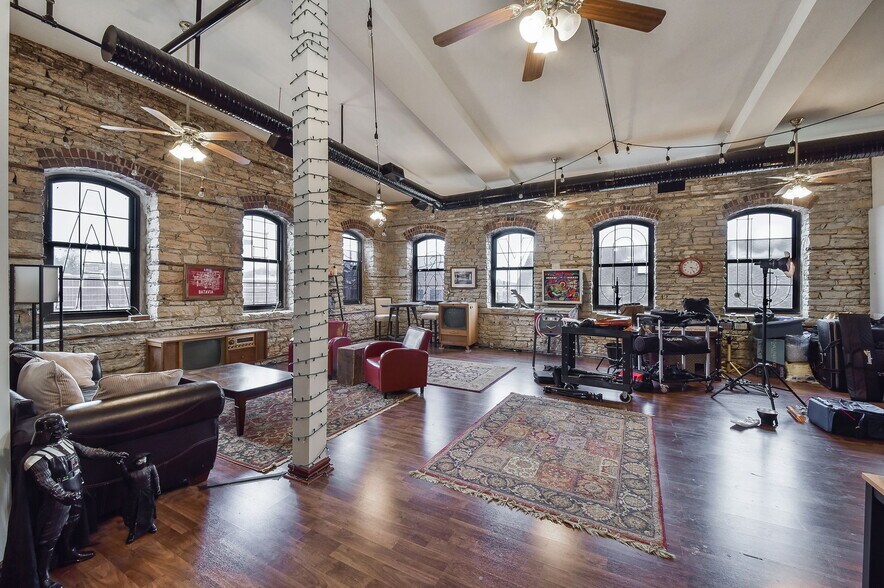 More Photos Of 30 S Shumway Ave, Batavia Office For Sale