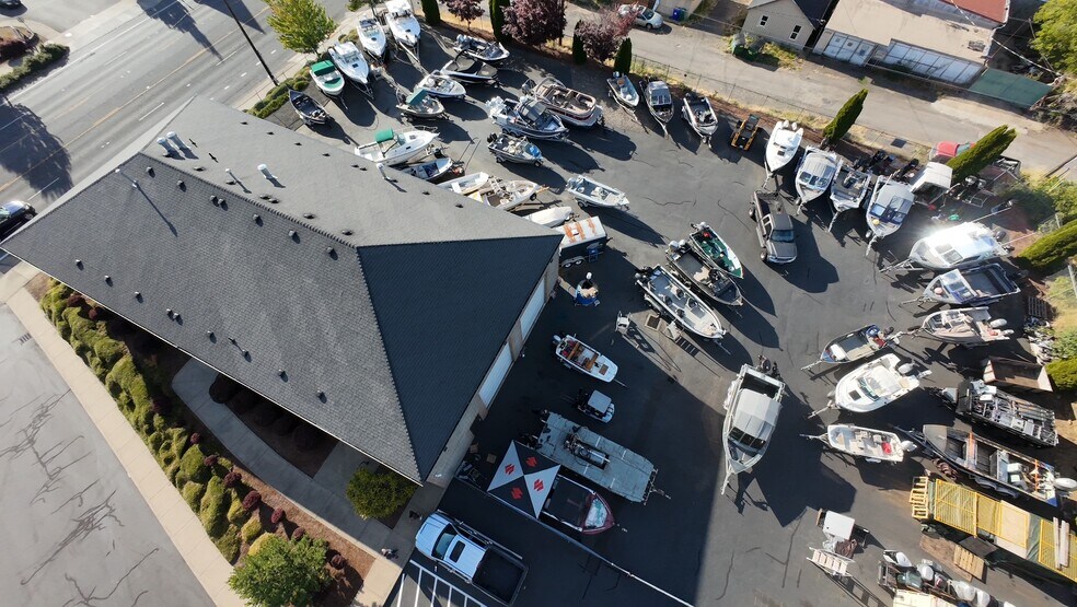 More Photos Of 13200-13210 SE Mcloughlin Blvd, Milwaukie Showroom For Lease