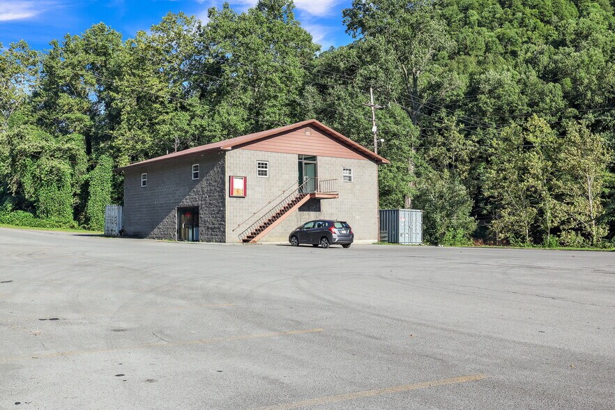 More Photos Of 1036 Anchorage Cir, Vansant Storefront For Sale