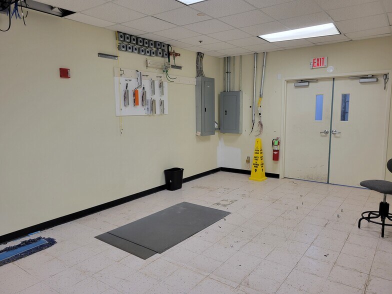 More Photos Of 900 Corporate Blvd, Newburgh Light Distribution For Lease