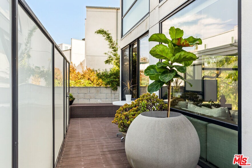 More Photos Of 700 Main St, Venice Office For Sale
