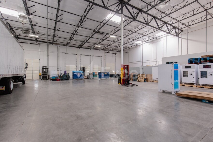 More Photos Of 7925 W Arby Ave, Las Vegas Distribution For Sale
