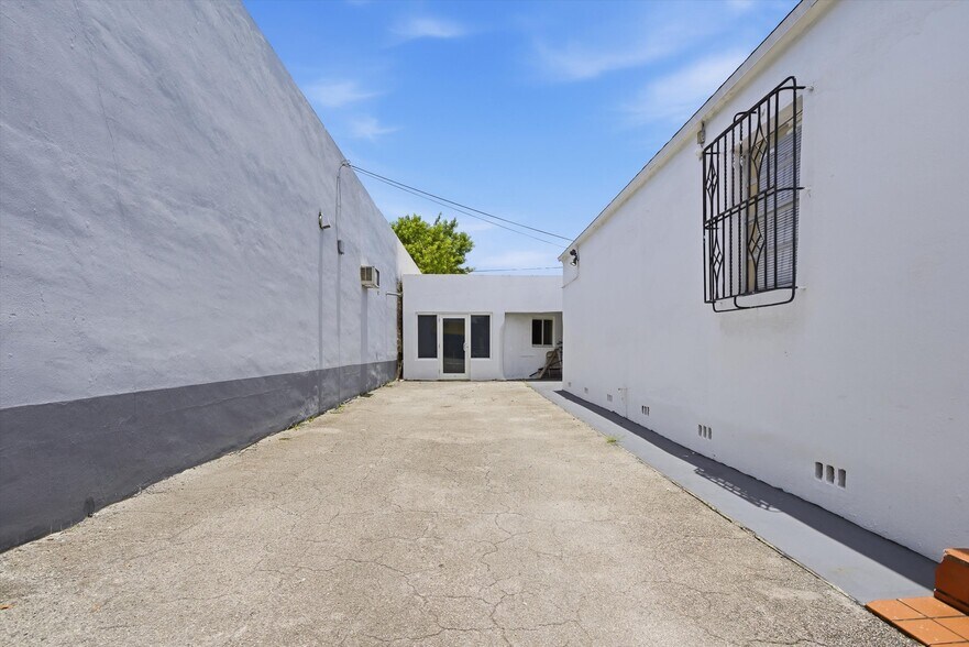 More Photos Of 3240 NW 7th St, Miami Office For Sale