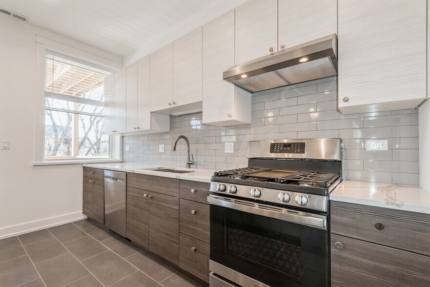 More Photos Of 1535 W Estes Ave, Chicago Multifamily For Sale