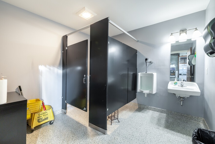 More Photos Of 151 Strong Rd, South Windsor Service For Sale