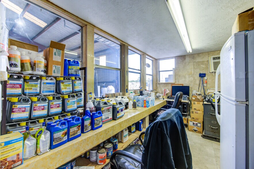 More Photos Of 1100 S Persimmon St, Tomball Warehouse For Sale