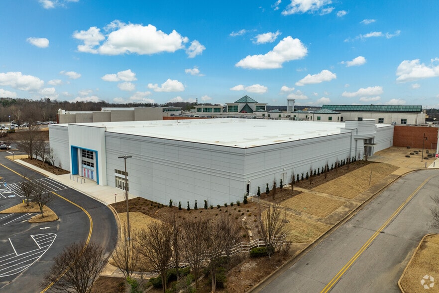 More Photos Of 2800 N Germantown Pky, Memphis Department Store For Lease