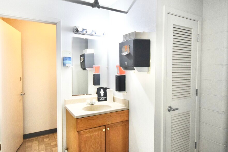 More Photos Of 2200 SE Mailwell Dr, Milwaukie Warehouse For Lease