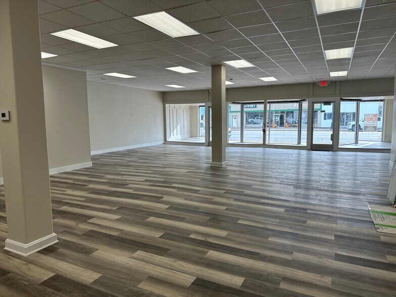 More Photos Of 423 W Broadway St, Bradley Office For Lease
