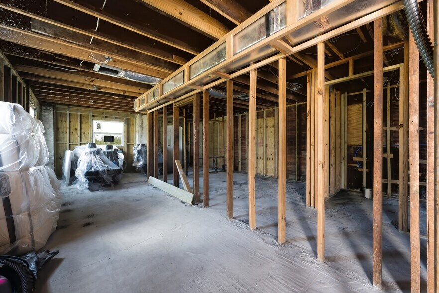 More Photos Of 527 N Dixie Hwy, Lake Worth Bar For Sale
