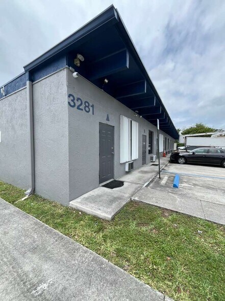 More Photos Of 3273-3289 Lake Worth Rd, Palm Springs Warehouse For Lease
