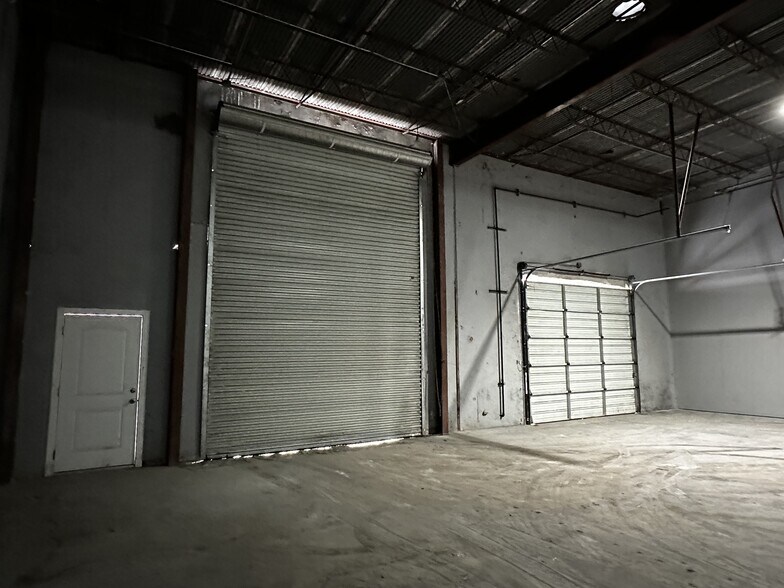 More Photos Of 923-927 Crosstimbers St, Houston Warehouse For Lease