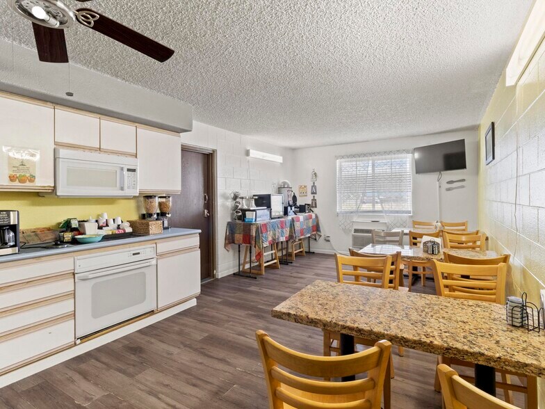 More Photos Of 1904 E Cedar St, Rawlins Hotel For Sale