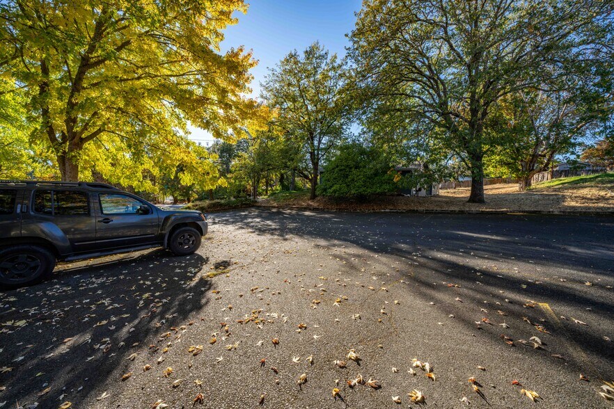 More Photos Of 700 NW Dimmick St, Grants Pass Specialty For Sale