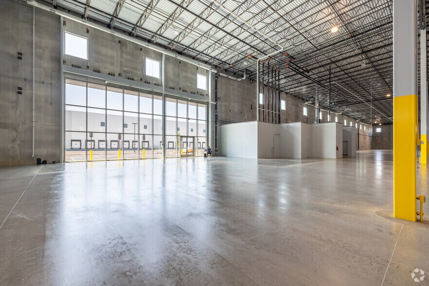 More Photos Of 1001 Express Dr N, Yaphank Distribution For Sale