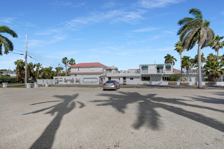 More Photos Of 700 Ocean Dr, Key Colony Beach Restaurant For Sale