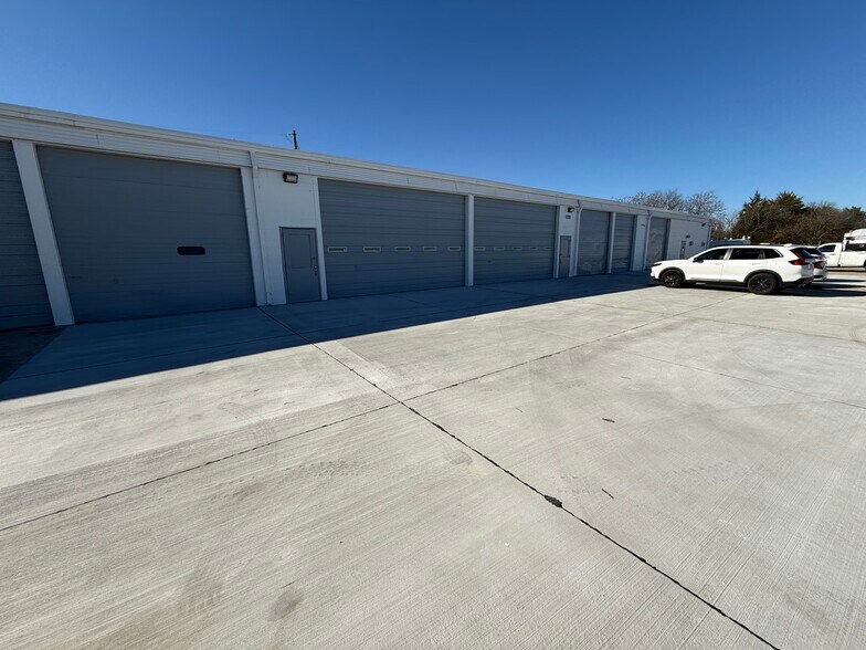 More Photos Of 1223 Crestdell Dr, Duncanville Warehouse For Lease