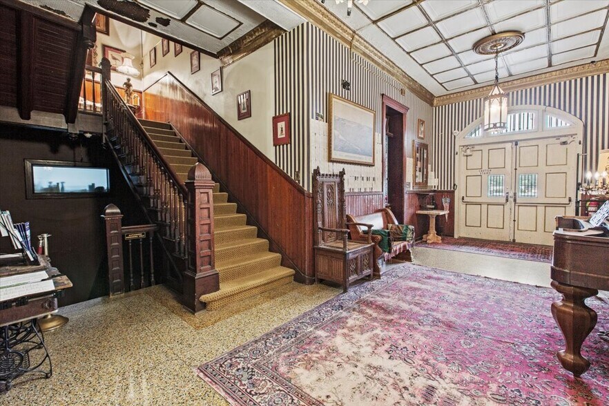 More Photos Of 49 Florida Ave, Amsterdam Hospitality For Sale