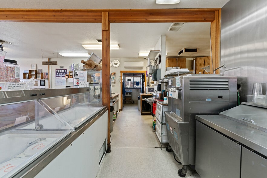 More Photos Of 29 W 1st St, Coquille Restaurant For Sale
