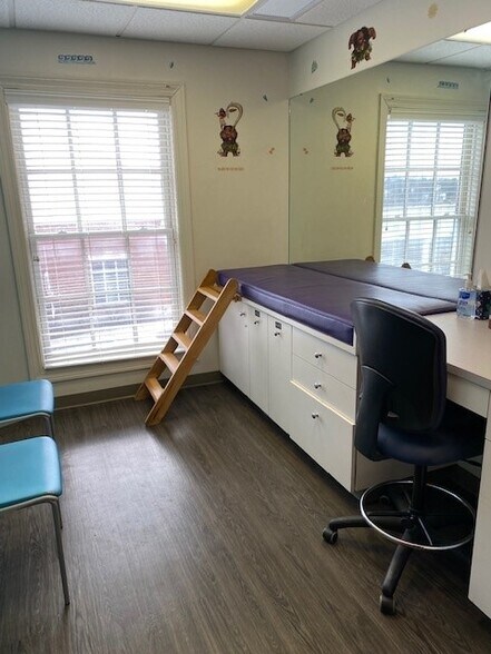 More Photos Of 153 W Main St, New Albany Medical For Lease