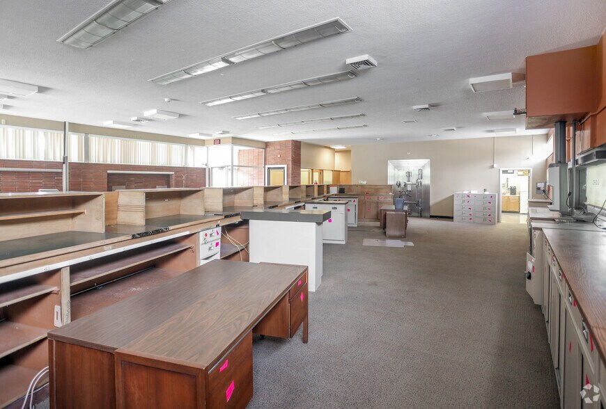 More Photos Of 2 NW 18th St, Richmond Bank For Lease